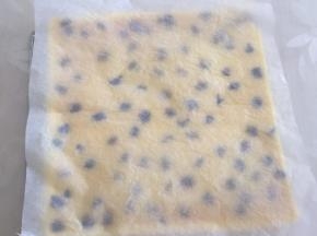 再铺一张新的油纸在上面，翻面趁热卷起