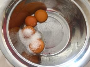 蛋黄加入白砂糖搅拌均匀