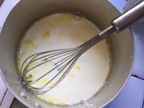 加入淡奶油和纯牛奶倒入，小火搅拌至糖融化
