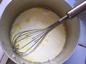 加入淡奶油和纯牛奶倒入，小火搅拌至糖融化