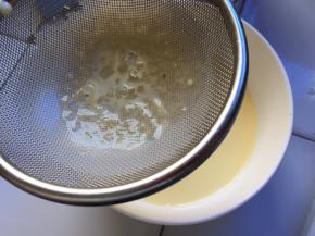 蛋挞液冷却后过筛