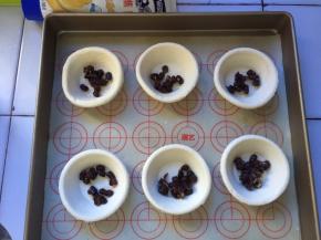 将蜜豆放入蛋挞皮中