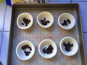 将蜜豆放入蛋挞皮中