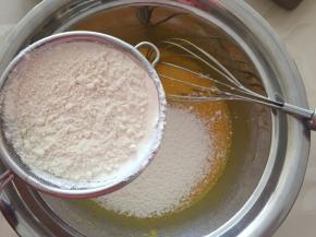 筛入低粉拌匀，不要画圈搅拌，容易起筋