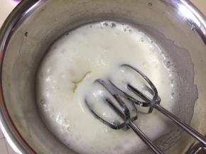 中速打发至粗泡消失，加入三分之一白砂糖