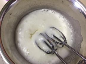 中速打发至粗泡消失，加入三分之一白砂糖