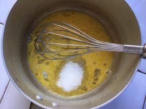 将鸡蛋和白砂糖搅拌均匀
