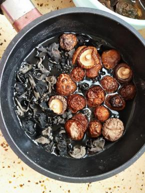 多重蘑菇放在水里泡发