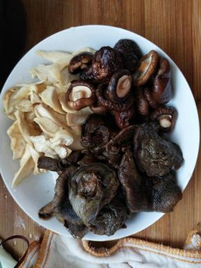 泡发后捞出淋水