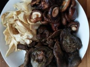 泡发后捞出淋水