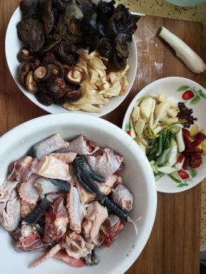 再备好葱姜蒜辣椒等作料