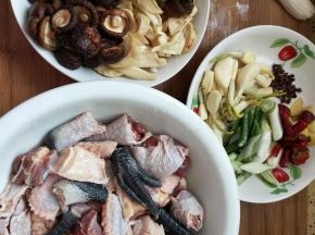再备好葱姜蒜辣椒等作料
