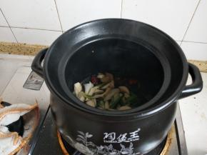 砂锅入油加入作料爆香