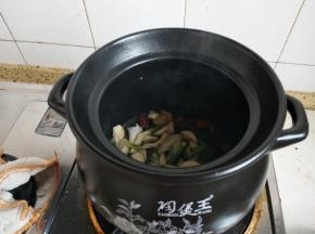 砂锅入油加入作料爆香