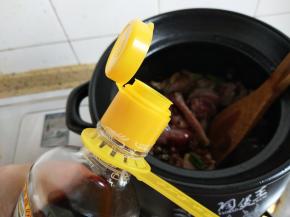 加入鸡肉，加入老抽