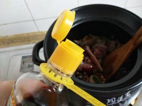 加入鸡肉，加入老抽