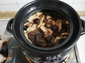 加入各种蘑菇，大火烧开再小火慢炖一个小时以上