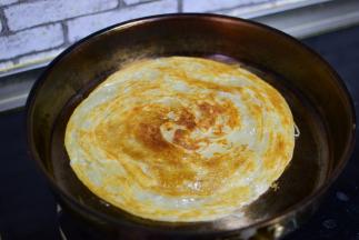 翻面，将两面都煎金黄，装盘备用