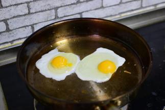再把鸡蛋煎熟