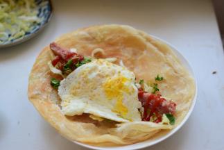 再加上煎熟的鸡蛋