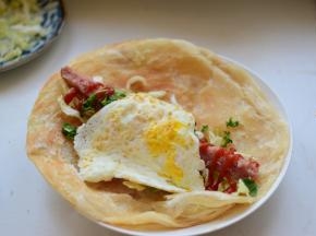 再加上煎熟的鸡蛋