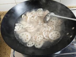 放入莲藕烫一下