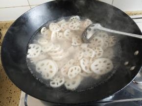 放入莲藕烫一下
