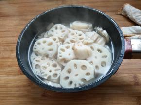 放入莲藕