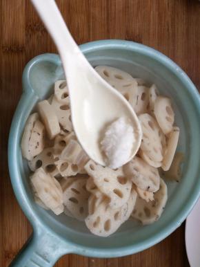 捞出莲藕放入大盆里加入糖盐