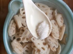 捞出莲藕放入大盆里加入糖盐