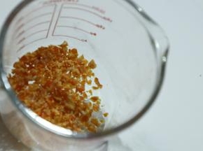 以上配方适用于学厨不粘心型玛德琳模具一份的用量。
准备好糖渍橙皮丁，自制的。