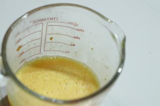 加入鸡蛋充份搅匀。