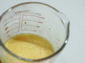 加入鸡蛋充份搅匀。