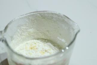 筛入底粉和可可粉。再次搅拌均匀。