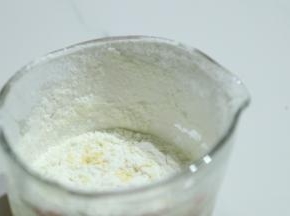 筛入底粉和可可粉。再次搅拌均匀。