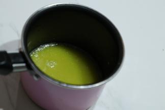 黄油加热至沸腾融化。