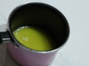 黄油加热至沸腾融化。