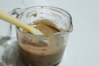 从容器边缘缓缓倒入，边到边搅，搅拌均匀的玛德琳面糊放入冰箱冷藏20分钟。