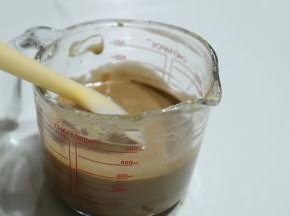 从容器边缘缓缓倒入，边到边搅，搅拌均匀的玛德琳面糊放入冰箱冷藏20分钟。