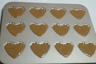 倒入学厨心型不沾玛德琳模具中。