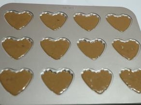 倒入学厨心型不沾玛德琳模具中。