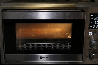 烤箱180预热3分钟后，放入烘烤23分钟即可。