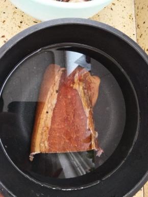 腊肉洗净干净