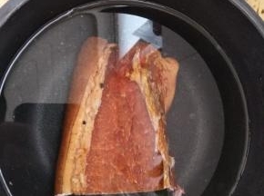 腊肉洗净干净