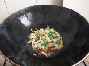 热锅入油先爆香作料