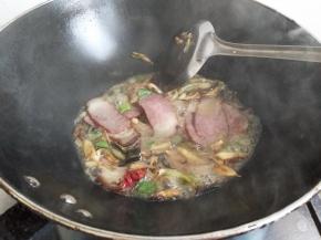 加入少许水煮开