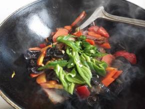 加入青椒加入盐翻炒均匀