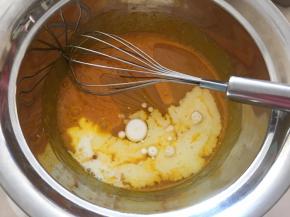 加入玉米油和纯牛奶搅拌均匀