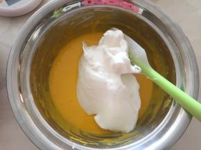 分一半蛋白到蛋黄糊中搅拌均匀，从下往上搅拌