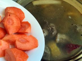 放入胡萝卜块继续小火炖15分钟